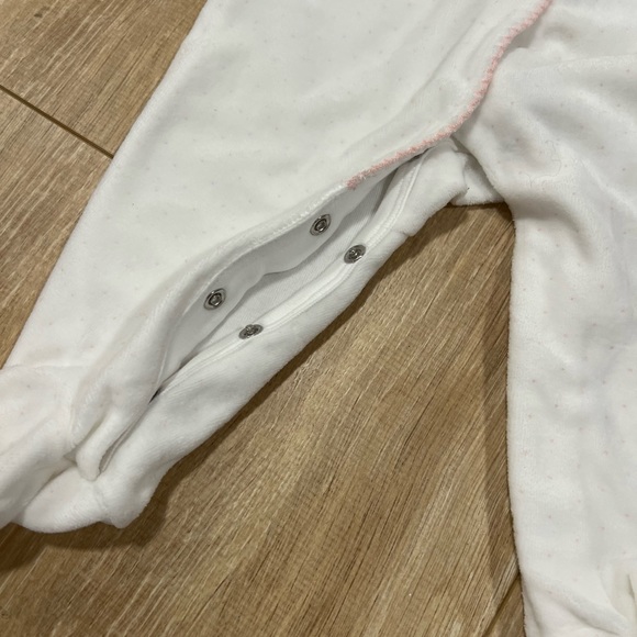 Ralph Lauren - NWT - velour infant sleeper. White & pink. Size 6 months - Picture 4 of 5